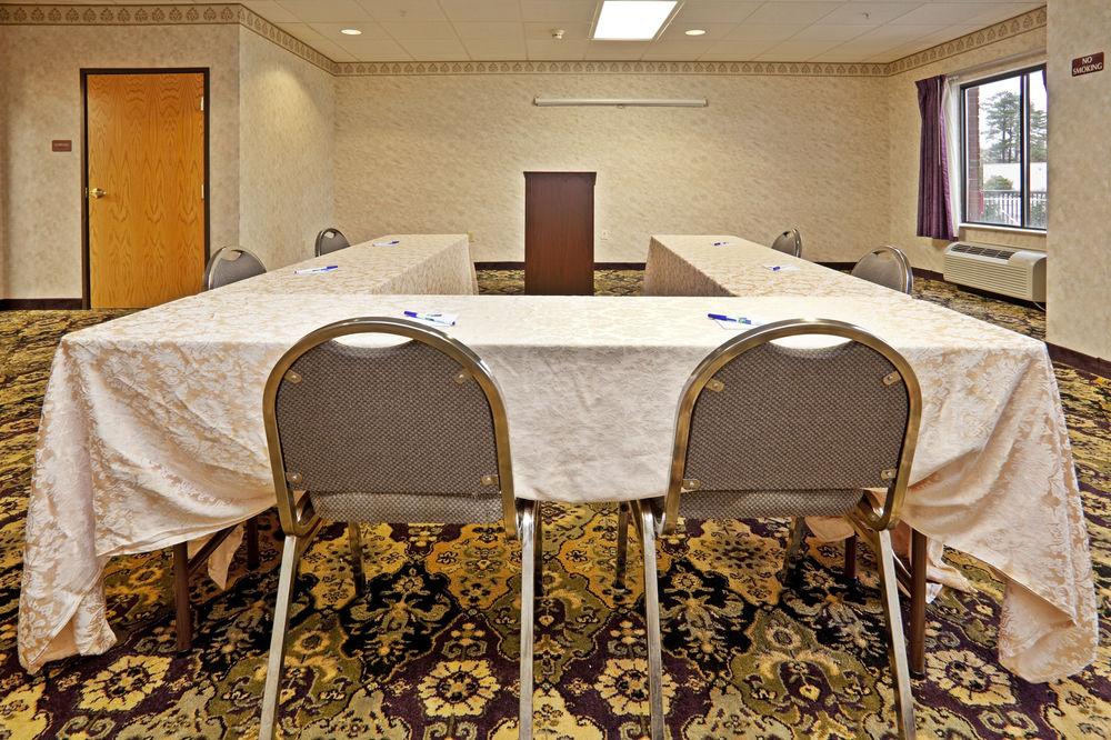 Holiday Inn Express & Suites Wilson-Downtown By Ihg Extérieur photo